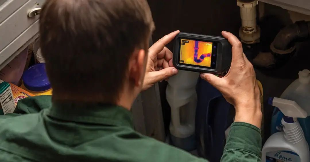 FLIR C3-X的电池可以连续工作4小时，而FLIR ONE Pro只有40分钟.jpg